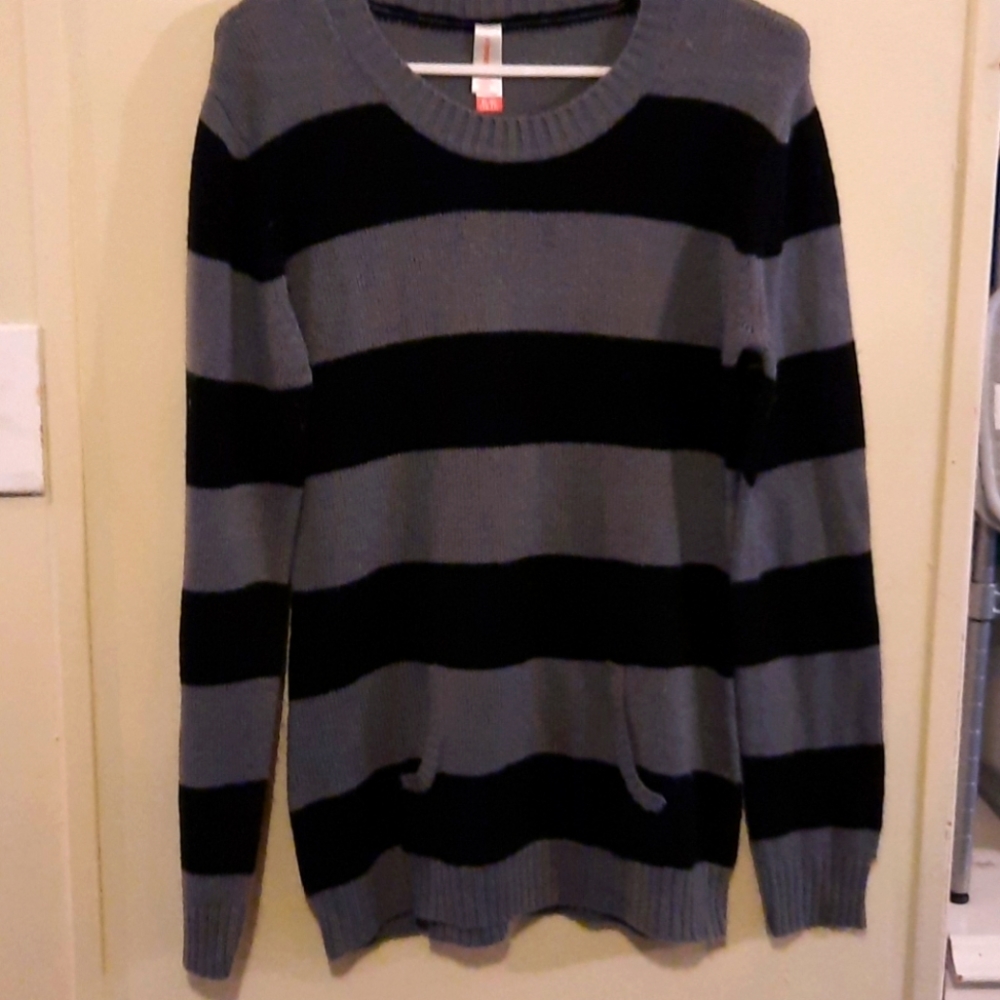 Gray/black sweater with pocket